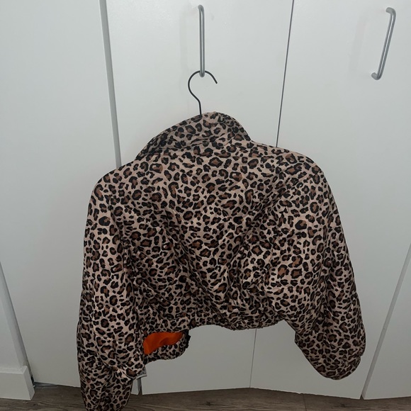 Cheetah cropped puffer - Picture 4 of 5